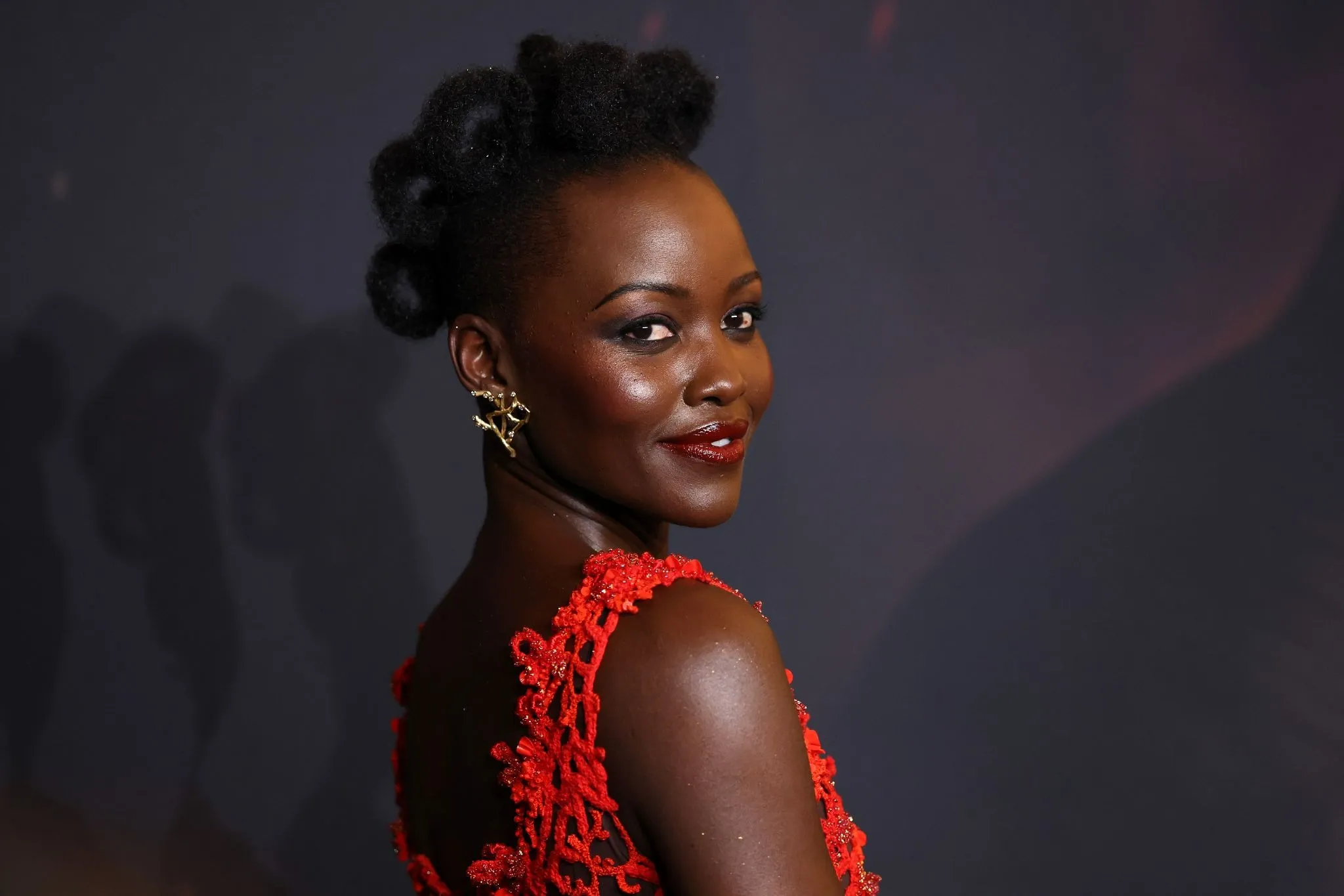 Assinatura brasileira: Lupita Nyong’o elege joias da SAUER para première de “The Odyssey”