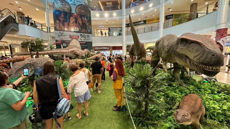 Exposição imersiva “Mundo dos Dinossauros” chega ao RioMar Fortaleza com réplicas realistas