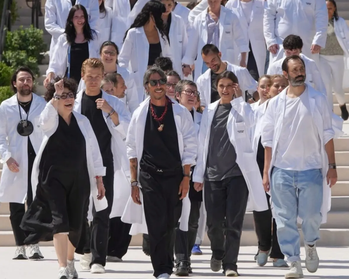 Pierpaolo Piccioli estreia na Balenciaga durante a Semana de Alta-Costura de Paris com reverência à obra de Cristóbal