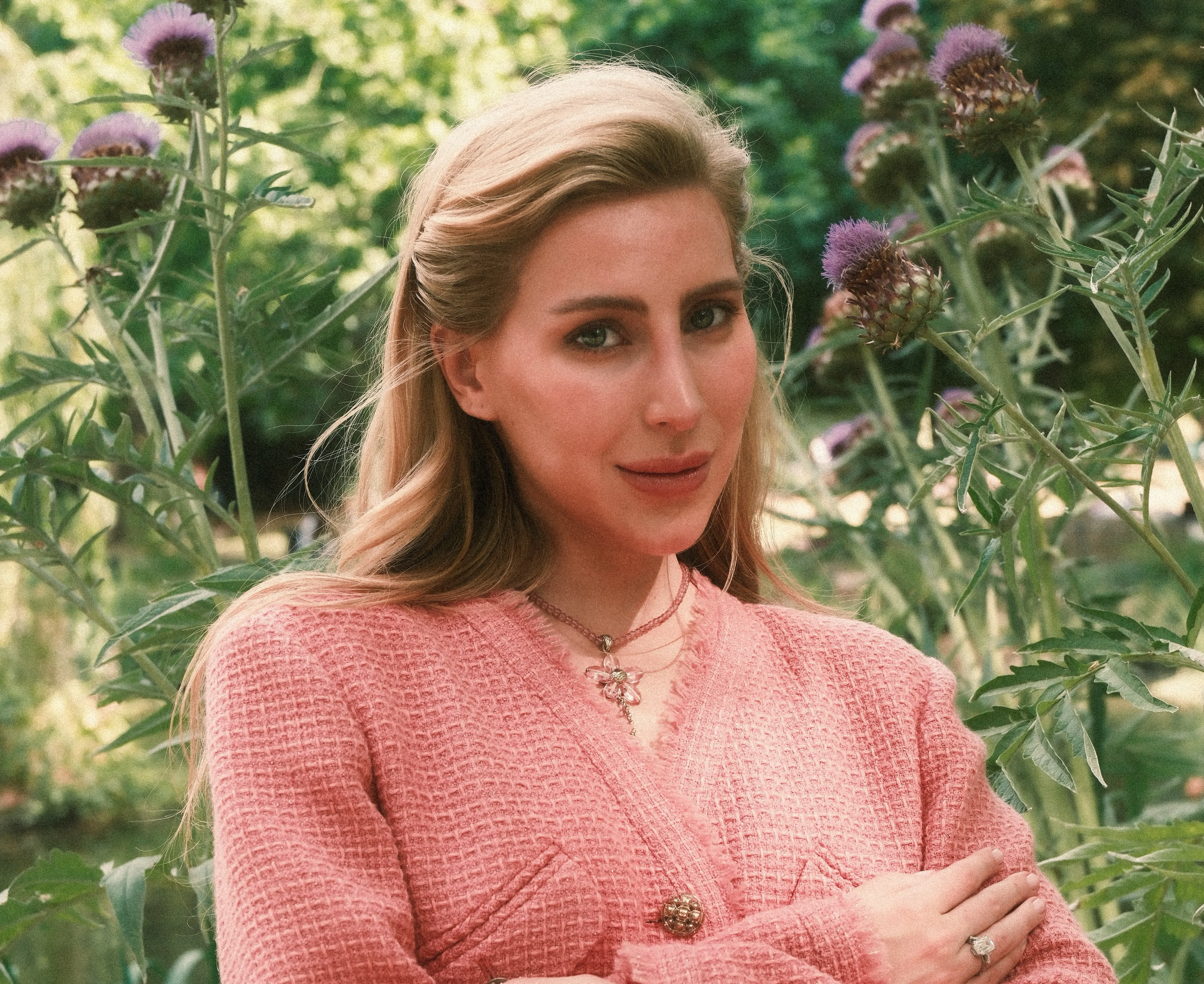 Entre os cenários de contos de fadas, Sofia Bresser vive sua primeira experiência na alta-costura da Chanel em Paris