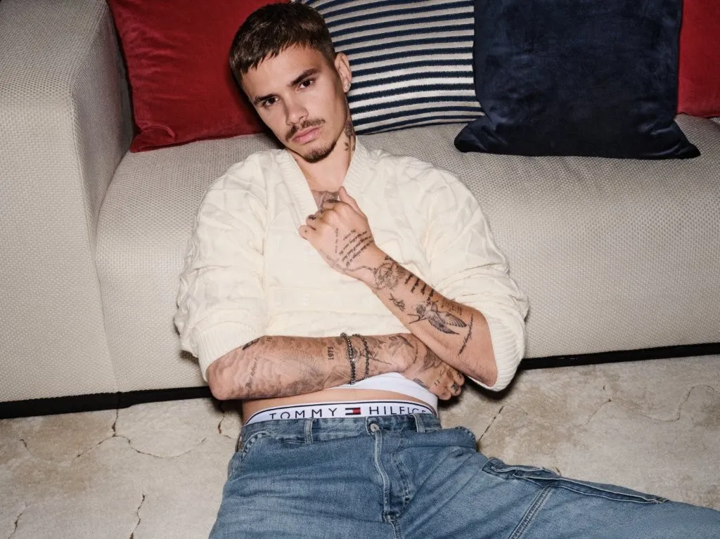 Romeo Beckham consolida status de estrela da moda em campanha global da Tommy Hilfiger