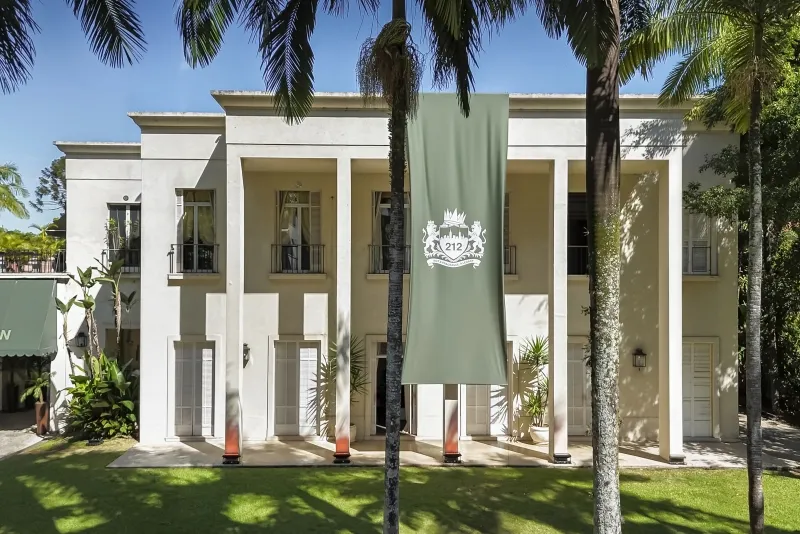 Carolina Herrera ocupa São Paulo com a 212 Mansion e transforma perfume em experiência imersiva