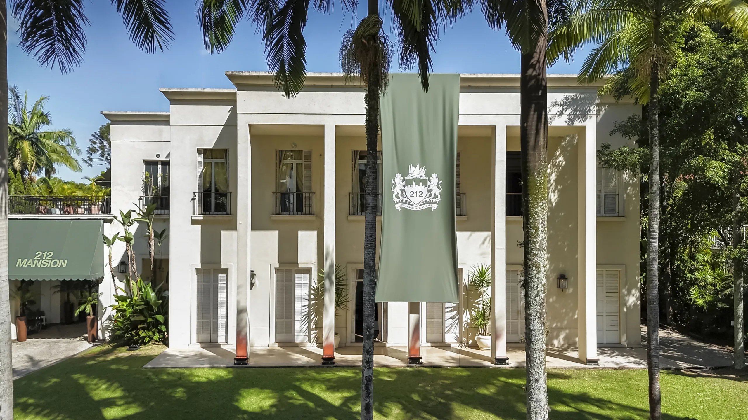 Carolina Herrera ocupa São Paulo com a 212 Mansion e transforma perfume em experiência imersiva