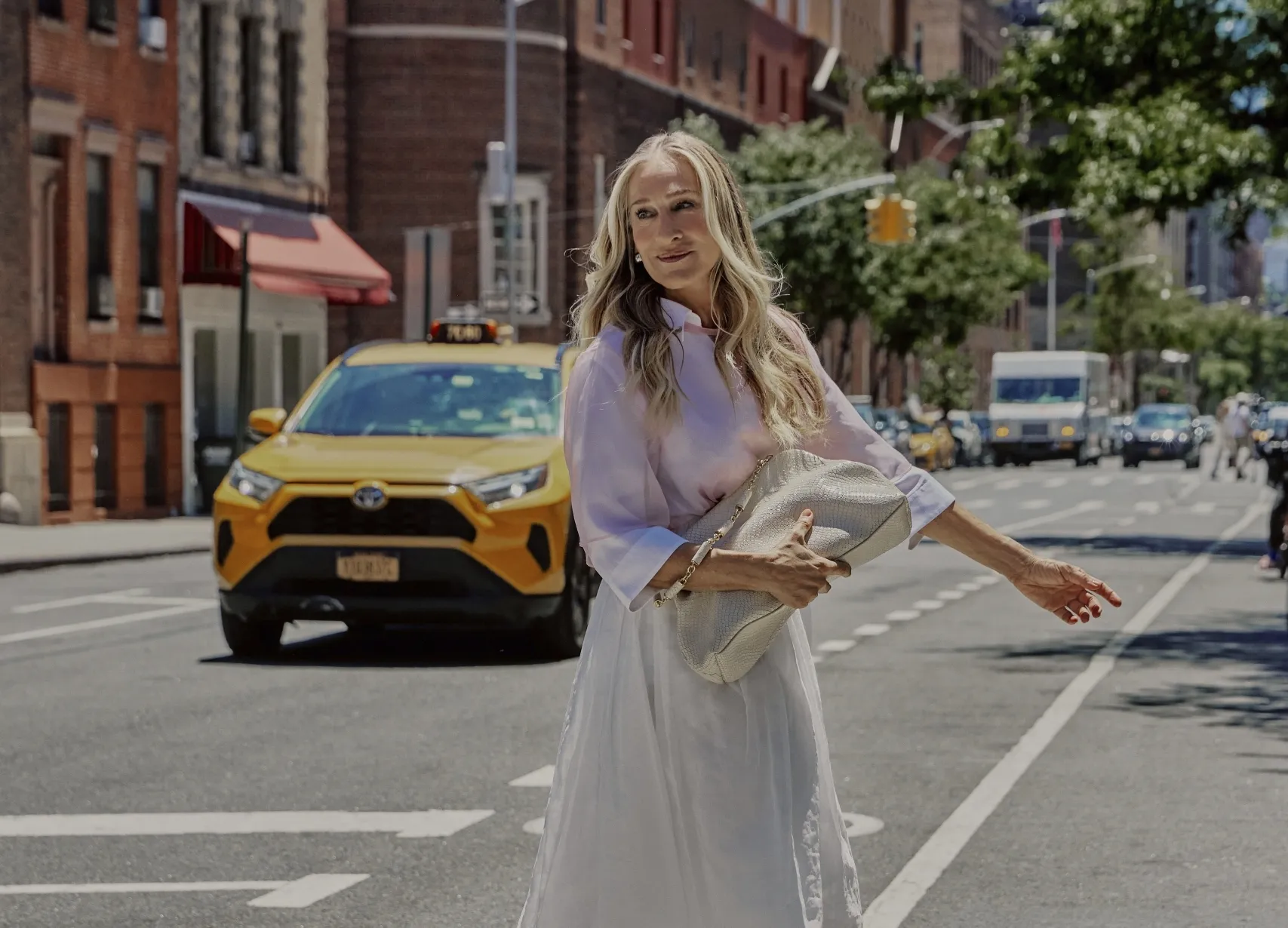Sarah Jessica Parker aposta em saia mídi e scarpin P&B para gravar microssérie da Arezzo