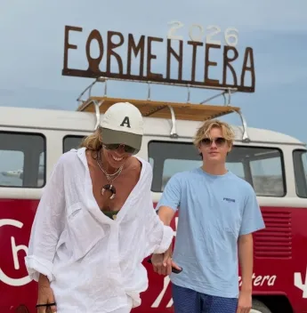 Adriane Galisteu comemora os 16 anos do filho Vittorio durante temporada em família por Ibiza