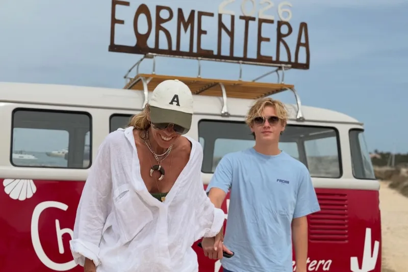 Adriane Galisteu comemora os 16 anos do filho Vittorio durante temporada em família por Ibiza
