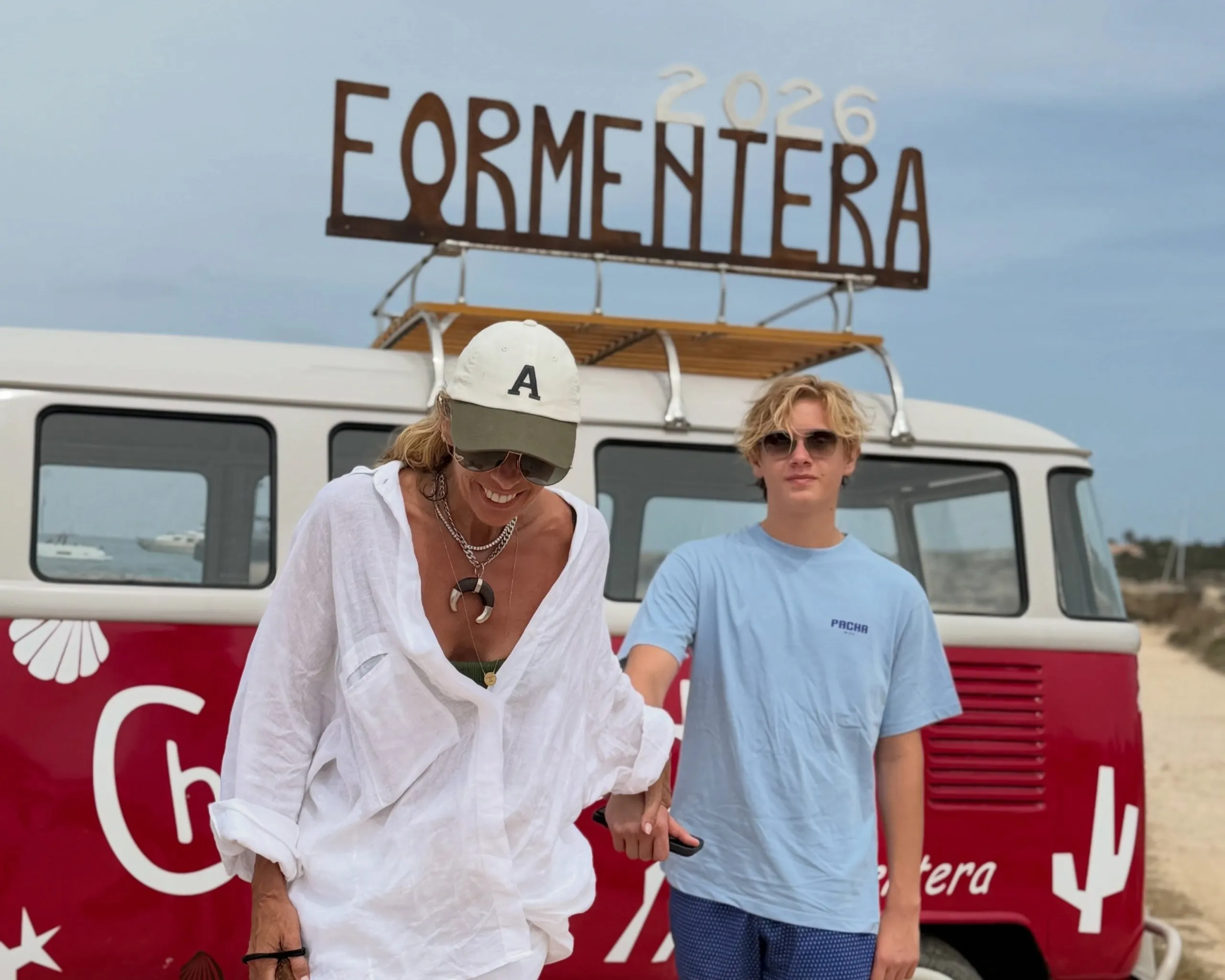 Adriane Galisteu comemora os 16 anos do filho Vittorio durante temporada em família por Ibiza