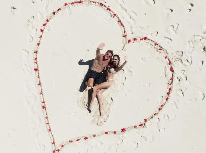 Romance à beira-mar - Em cenário paradisíaco na Indonésia, Alessandra Ambrosio anuncia noivado com Buck Palmer