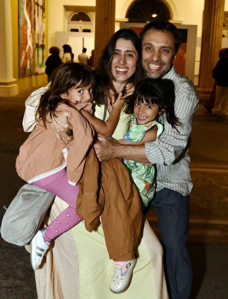 Andrea Brito E Thomaz Velho Com As Filhas Felipa E Aurora