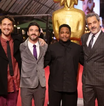 Elenco do filme “Justino” atravessa o tapete vermelho e marca o oitavo dia do Festival de Gramado
