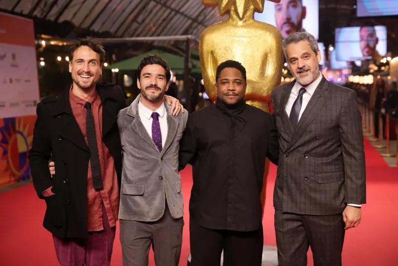 Elenco do filme “Justino” atravessa o tapete vermelho e marca o oitavo dia do Festival de Gramado