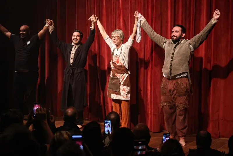 Palco e dramaturgia - Caio Blat estreia o espetáculo teatral “Subversão Kafka” e recebe Herson Capri e convidados no Rio de Janeiro