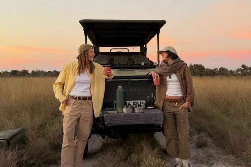 MODA NA SAVANA - Bruna Marquezine e Sasha Meneghel traduzem o estilo safari em looks utilitários em Botsuana