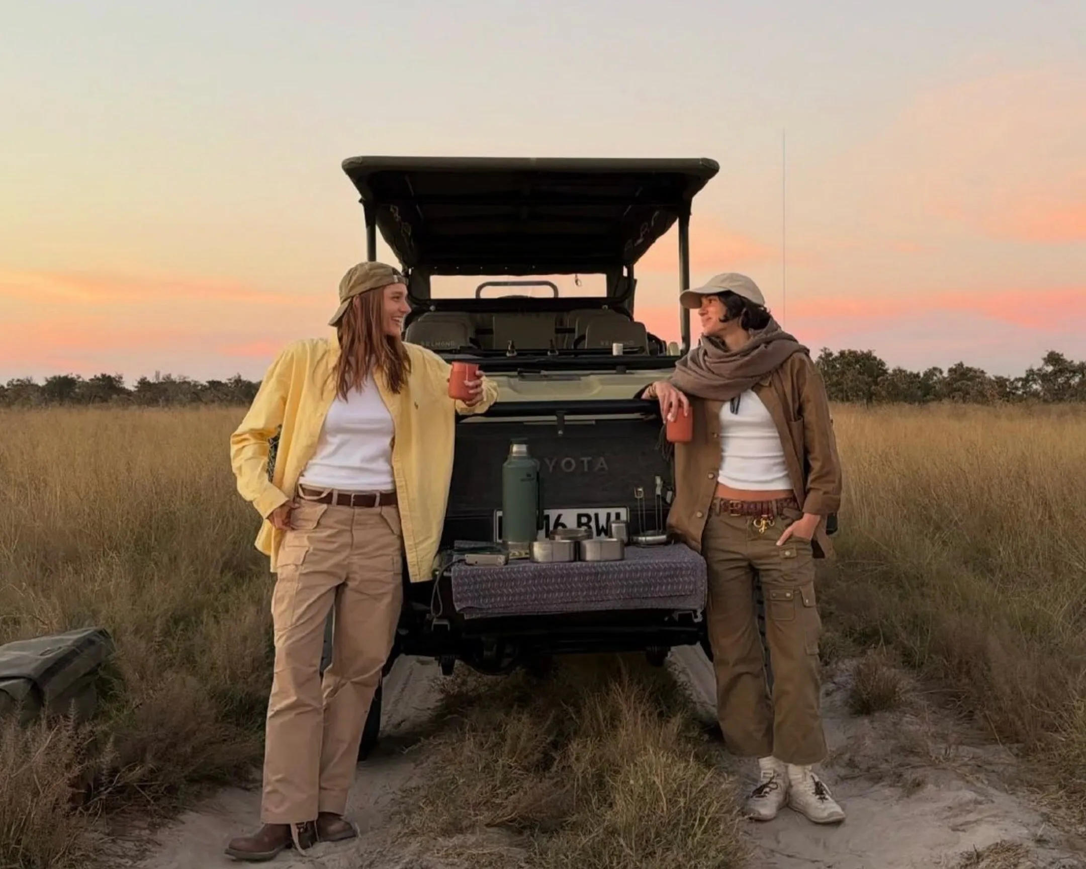 Bruna Marquezine e Sasha Meneghel traduzem o estilo safari em looks utilitários em Botsuana