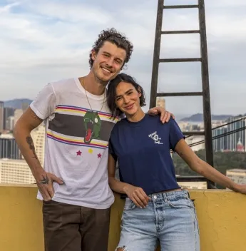 Bruna Marquezine comemora 31 anos em projeto social e recebe homenagem de Shawn Mendes