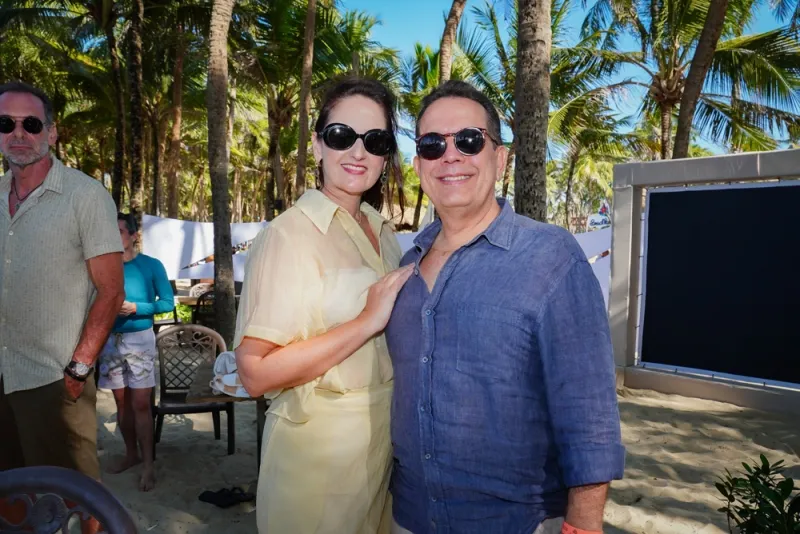 Pé na areia - Marcos Lessa embala tarde de samba à beira-mar no Beach Park