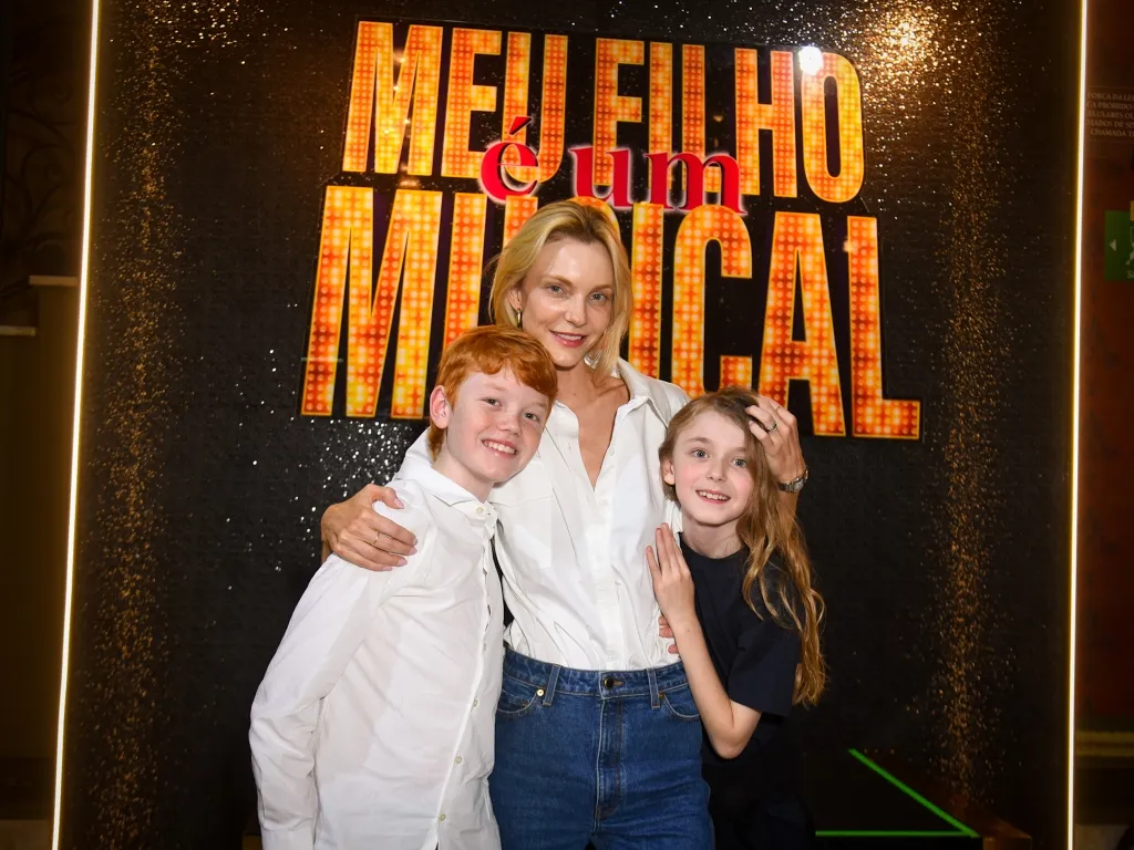 Carol Trentini E Filhos 2208