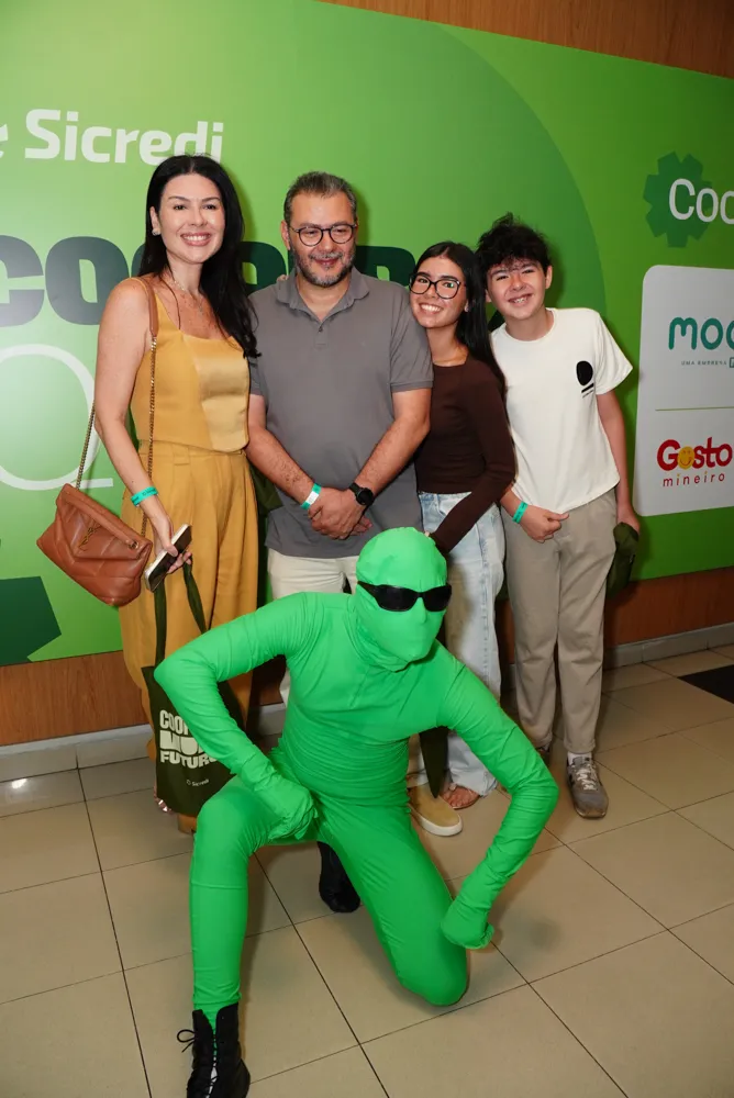 Caroline, Eduardo, Mariana E Bernardo Demes