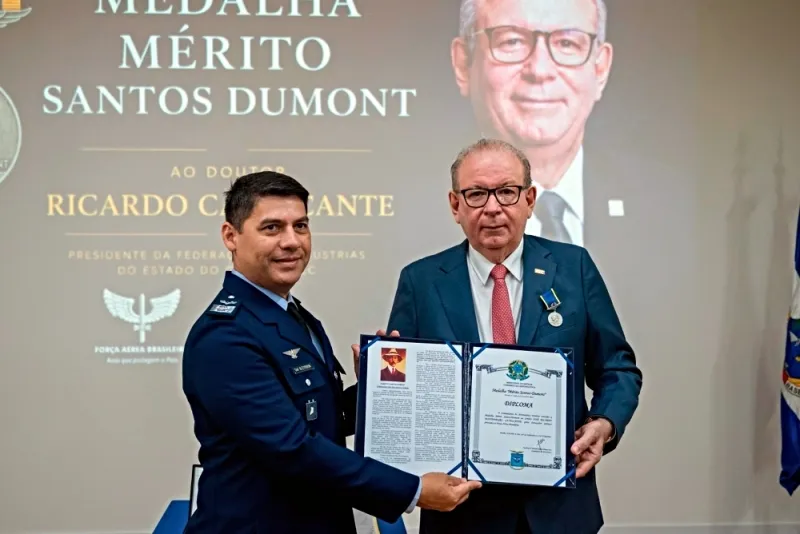 IMPLANTAÇÃO DO ITA CEARÁ - Ricardo Cavalcante recebe a Medalha Mérito Santos Dumont na Base Aérea
