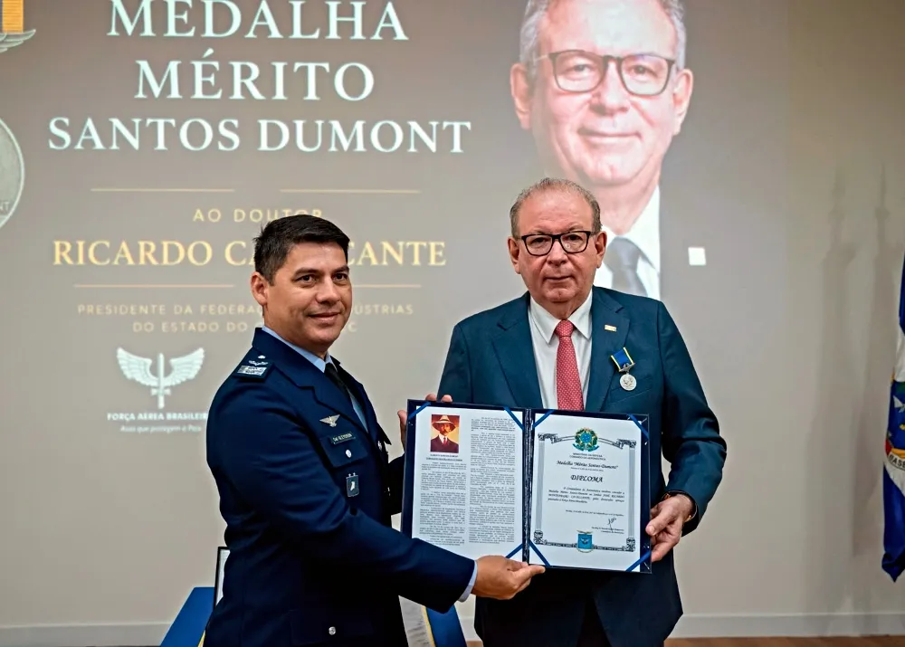 Ricardo Cavalcante recebe a Medalha Mérito Santos Dumont na Base Aérea