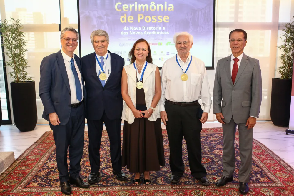 Academia Cearense de Economia empossa nova diretoria e recebe novos acadêmicos