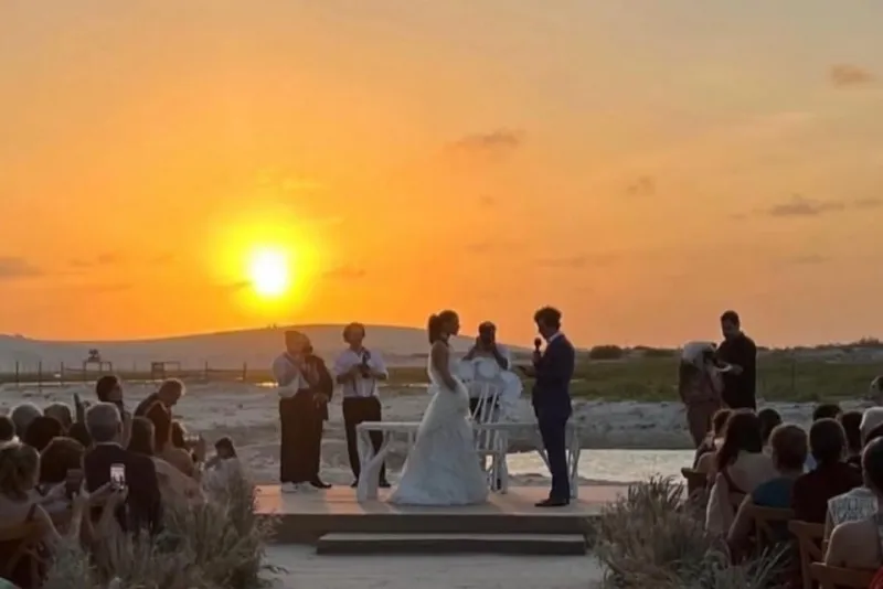 RAÍZES E MEMÓRIAS - Manoela Arruda Moreira e Rafael Campos celebram casamento ao pôr do sol com referências cearenses nas dunas de Carrapateiras