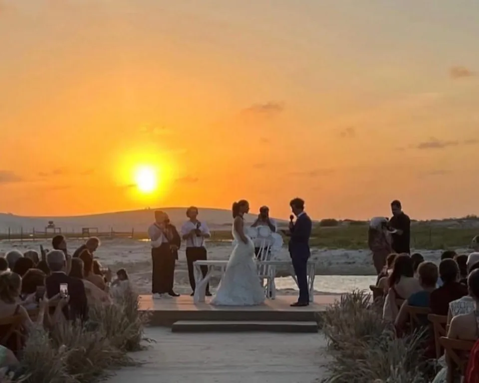 Manoela Arruda Moreira e Rafael Campos celebram casamento ao pôr do sol com referências cearenses nas dunas de Carrapateiras