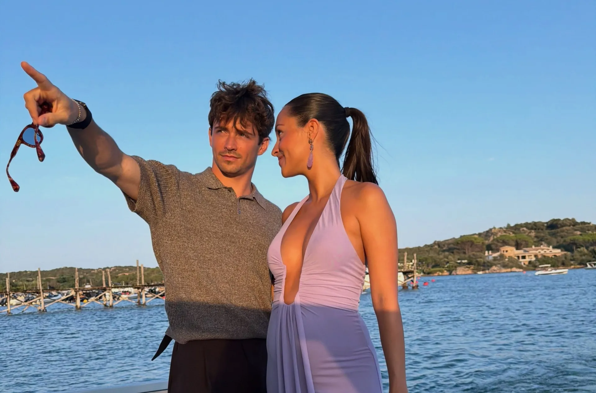 Charles e Alexandra Leclerc abrem álbum de férias e mostram dias de descanso em família na Sardenha