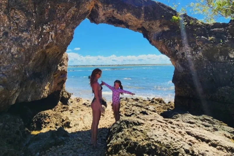 no litoral baiano - Cintia Dicker escolhe a Península de Maraú para dias de descanso ao lado da filha