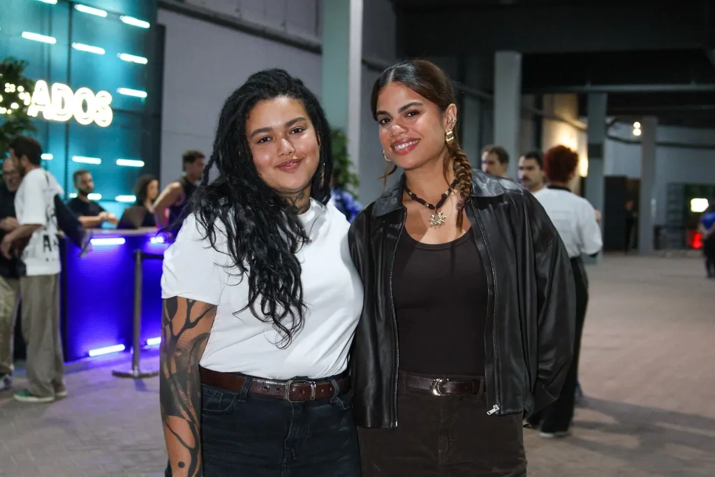 Clara Buarque E Amiga