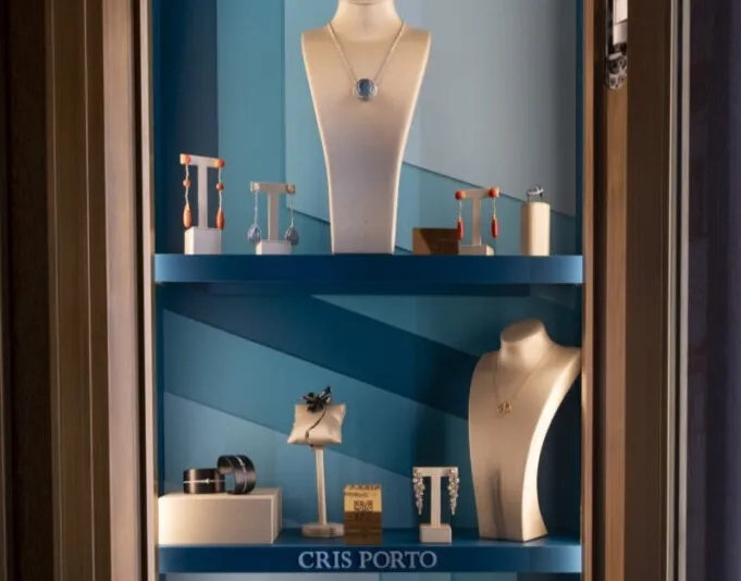 Na Place Vendôme - Cris Porto se destaca na Galerie du Ritz Paris ao lado de grandes nomes da joalheria