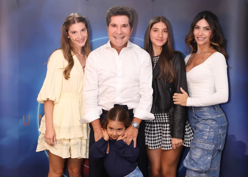 Daniel Com A Mulher, Aline, E As Filhas Lara, Luíza E Olívia