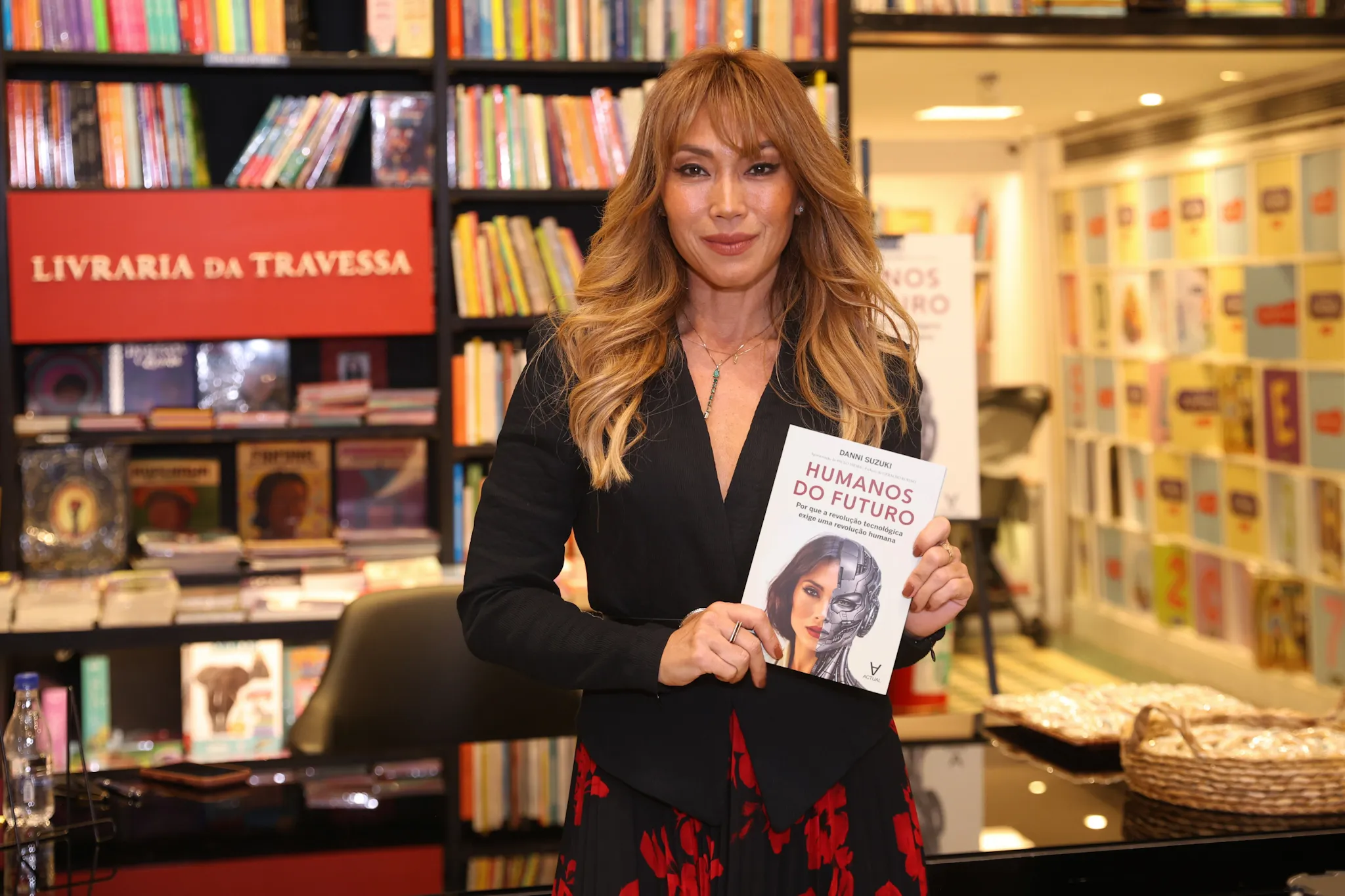 Danni Suzuki lança primeiro livro no Rio de Janeiro e reúne celebridades em noite de autógrafos