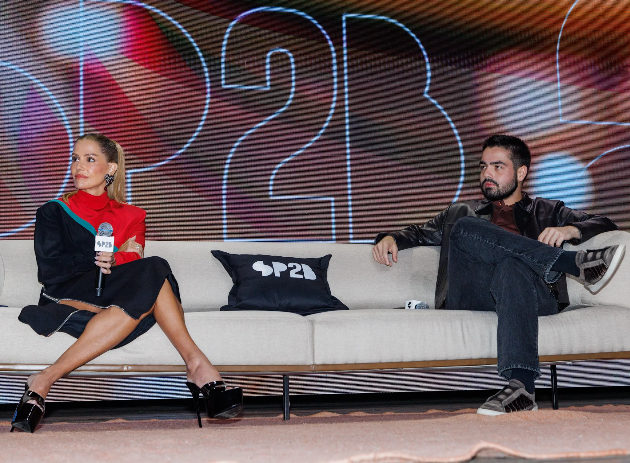 Deborah Secco e João Silva discutem reinvenção profissional durante programação do SP2B