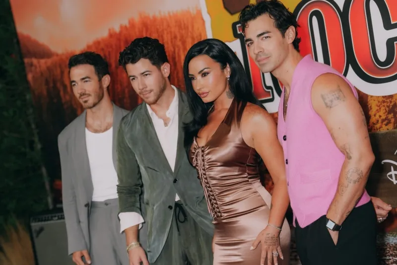 na Califórnia - Demi Lovato e Jonas Brothers voltam ao universo de “Camp Rock” em première do terceiro filme