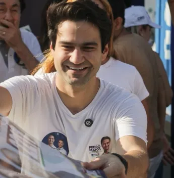 Pedro Matos abre campanha à Câmara com adesivaço — e Ciro na camisa
