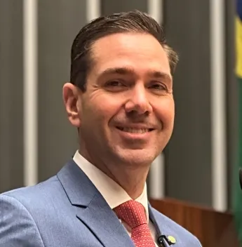 Projeto de Eduardo Bismarck simplifica regularização de meios de hospedagem