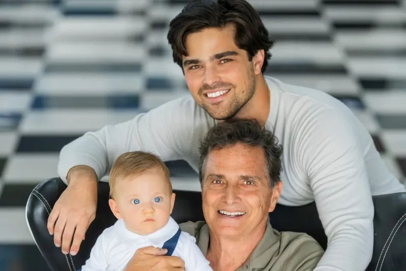 RETRATO AFETIVO - Pedro Piquet celebra primeiro Dia dos Pais com Emmanuel e Nelson Piquet em registro de família