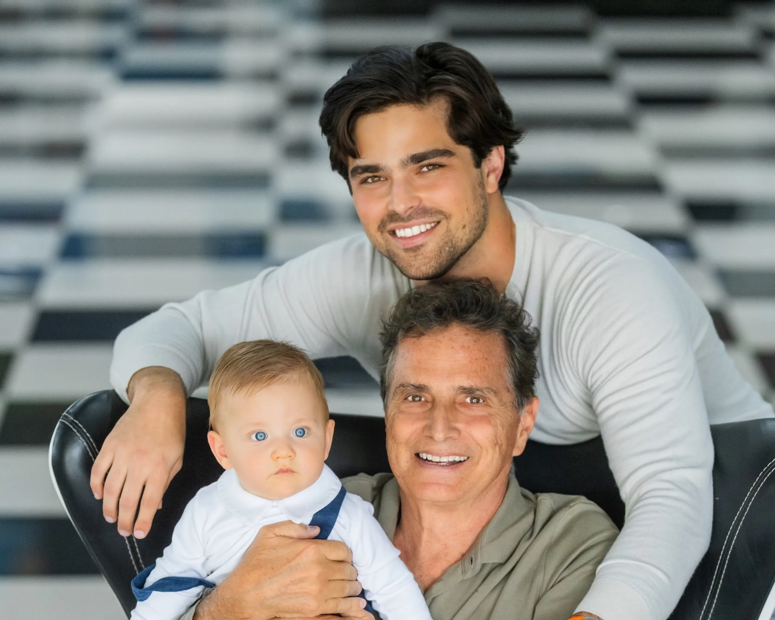 Pedro Piquet celebra primeiro Dia dos Pais com Emmanuel e Nelson Piquet em registro de família