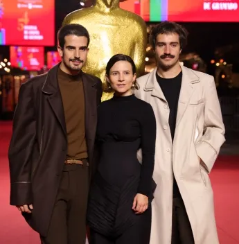 Enzo Celulari e Bianca Comparato participam de noite marcada por estreias e homenagens no Festival de Gramado