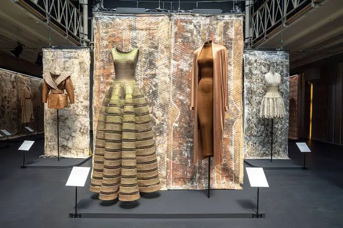 África de Alaïa: exposição em Paris revisita as raízes que moldaram o mestre da alta-costura