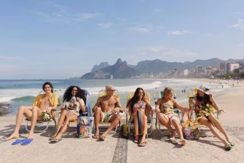 collab criativa - FARM Rio imprime seu DNA tropical em copos e acessórios da Stanley