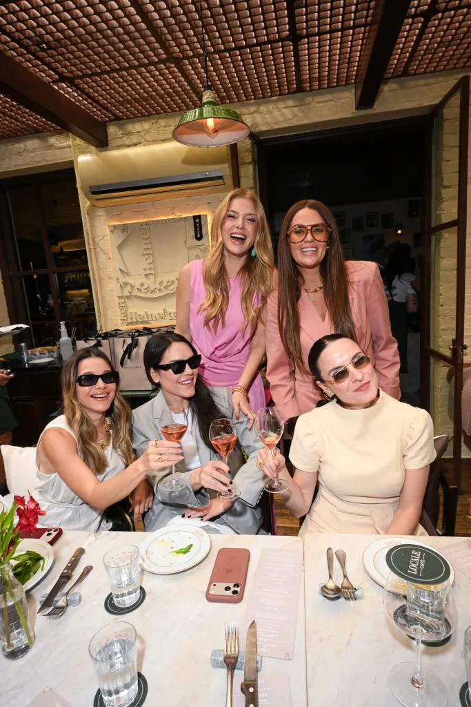 Fe Schilling, Katya Faro, Mari Marcato, Lari Duarte E Dani Cabrera