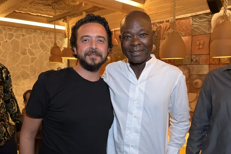 Vencedor do Prêmio Pritzker, Francis Kéré é recepcionado em Fortaleza por importantes nomes da arquitetura brasileira