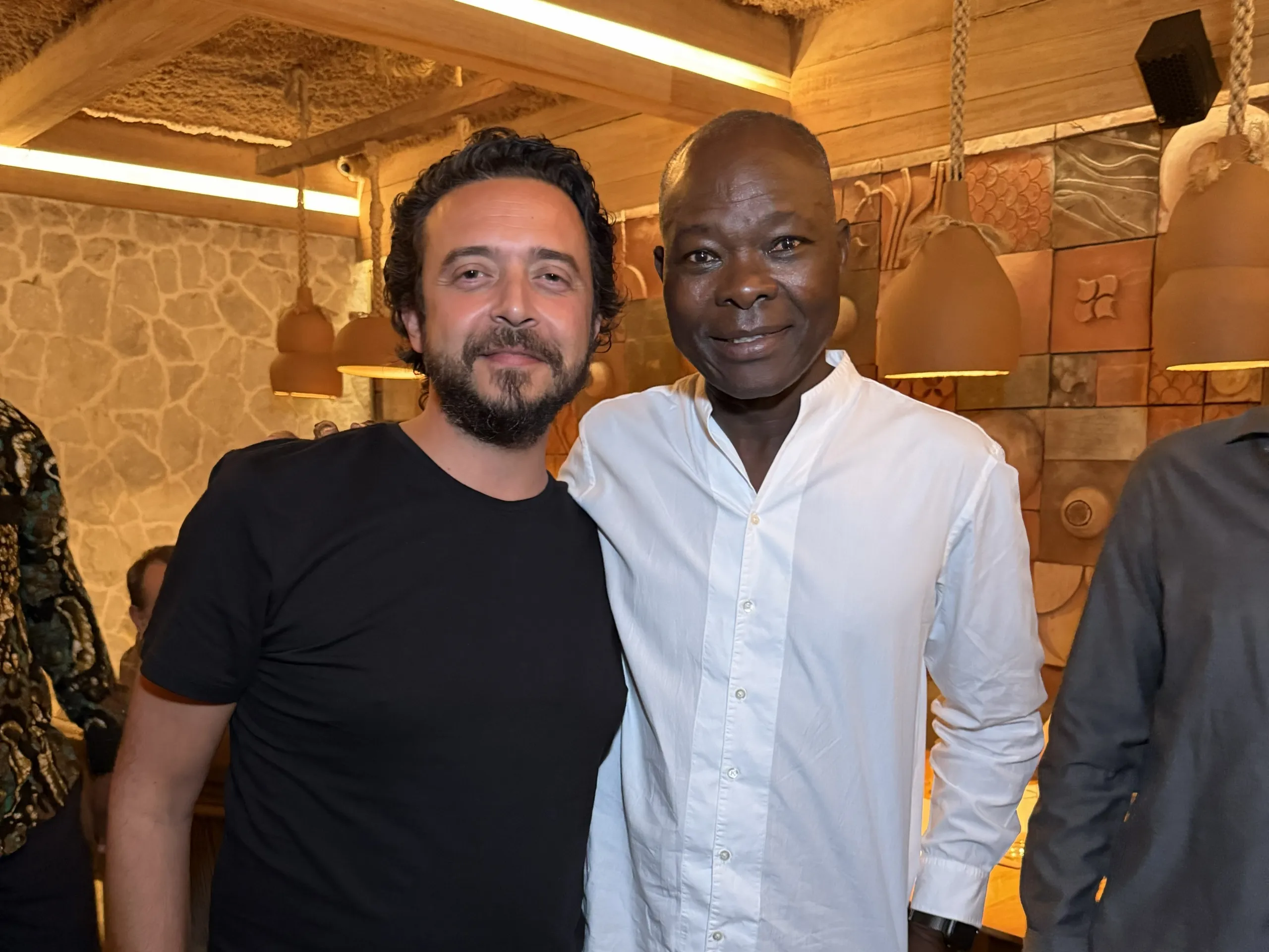 Vencedor do Prêmio Pritzker, Francis Kéré é recepcionado em Fortaleza por importantes nomes da arquitetura brasileira