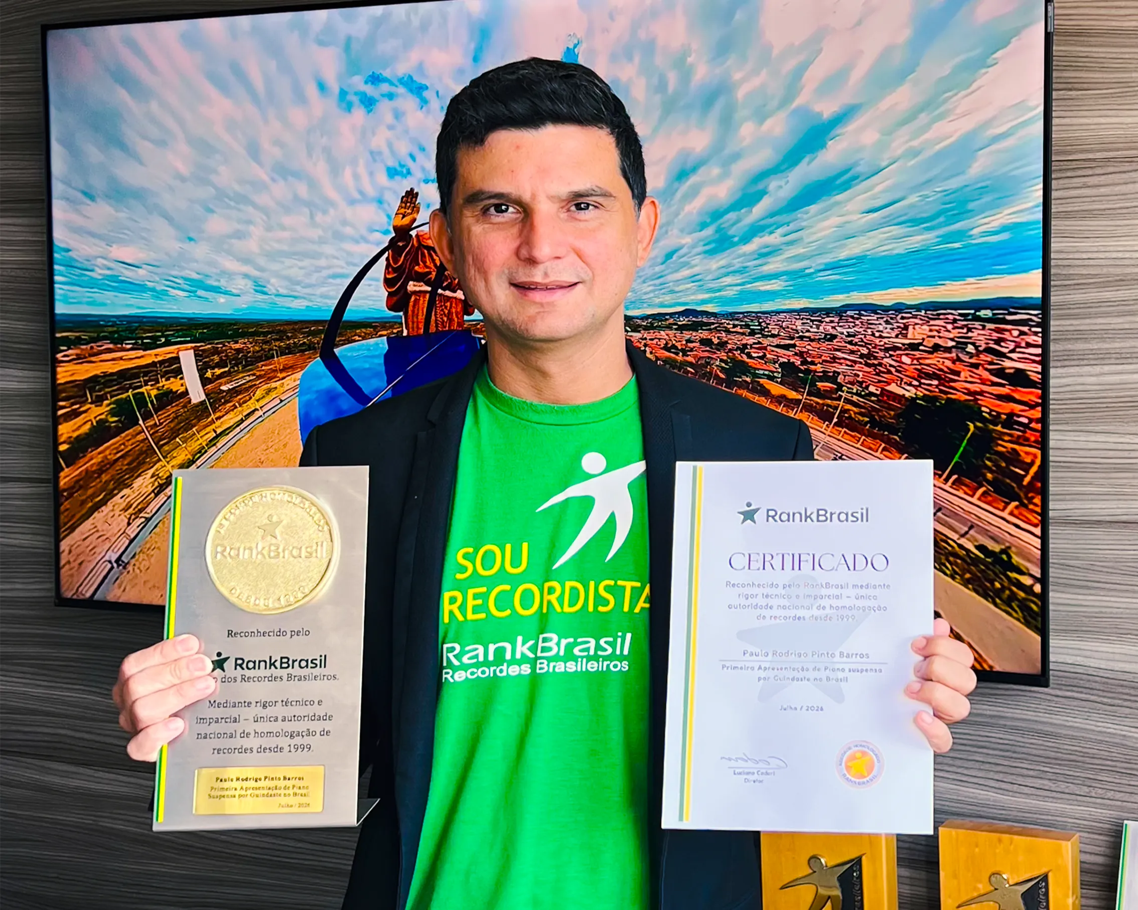 Paulo Rodrigo conquista sexto recorde nacional com apresentação de piano nas alturas em Canindé