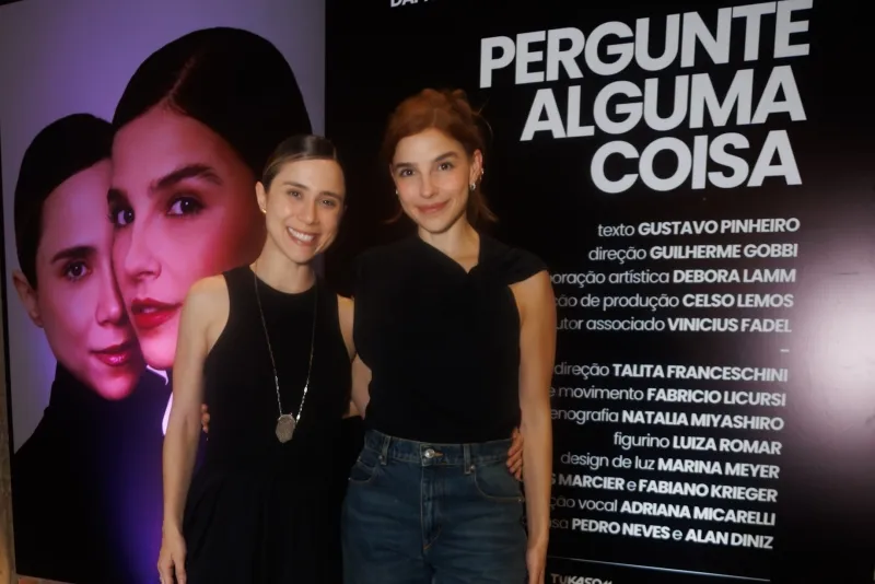 ESPETÁCULO E REFLEXÃO - Gabriela Medvedovsky e Daphne Bozaski celebram a estreia de “Pergunte Alguma Coisa” em noite prestigiada por famosos em São Paulo
