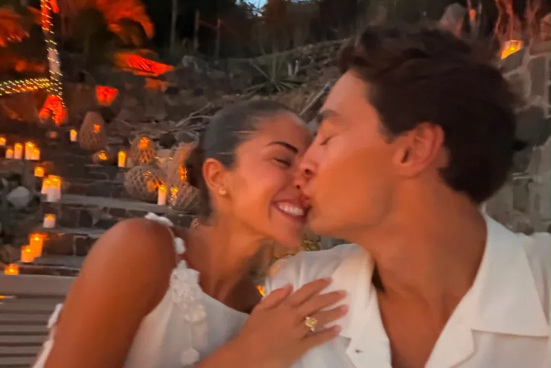 ROMANCE NO PADDOCK - George Russell anuncia noivado com Carmen Montero Mundt em cenário à beira-mar