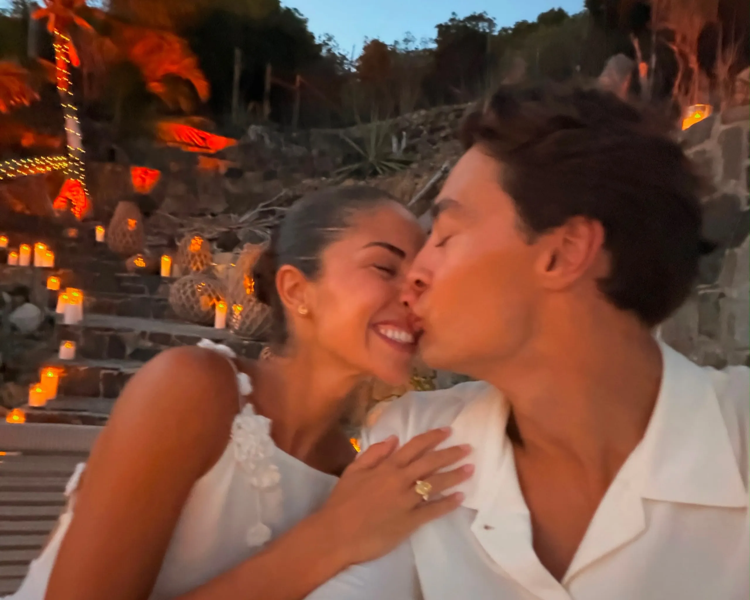 George Russell anuncia noivado com Carmen Montero Mundt em cenário à beira-mar
