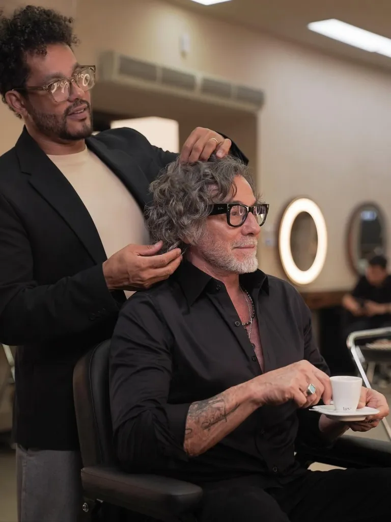 Hair Stylist Alan Albuquerque Finalza Cabelo De Cliente Pedro Corulla Crédito Bel Crisósttomo